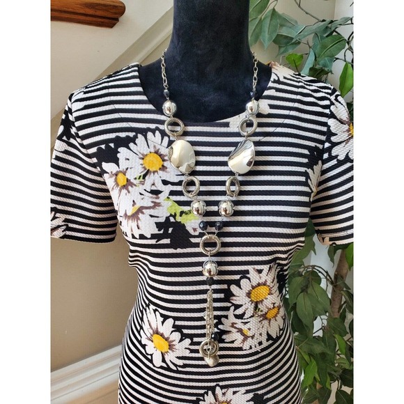 Violet b. Women Black & White Round Neck Short Sleeve Knee Length Dress Medium - Picture 2 of 12